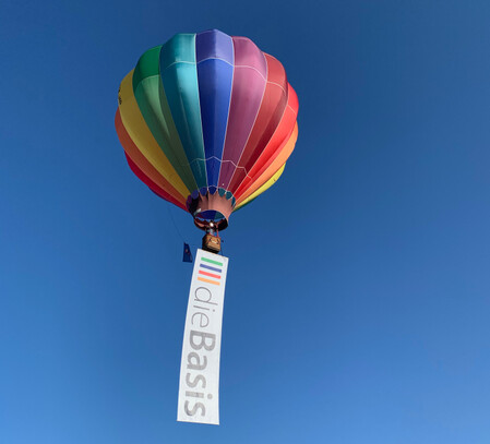 Heißluftballon mit Schriftzug dieBasis